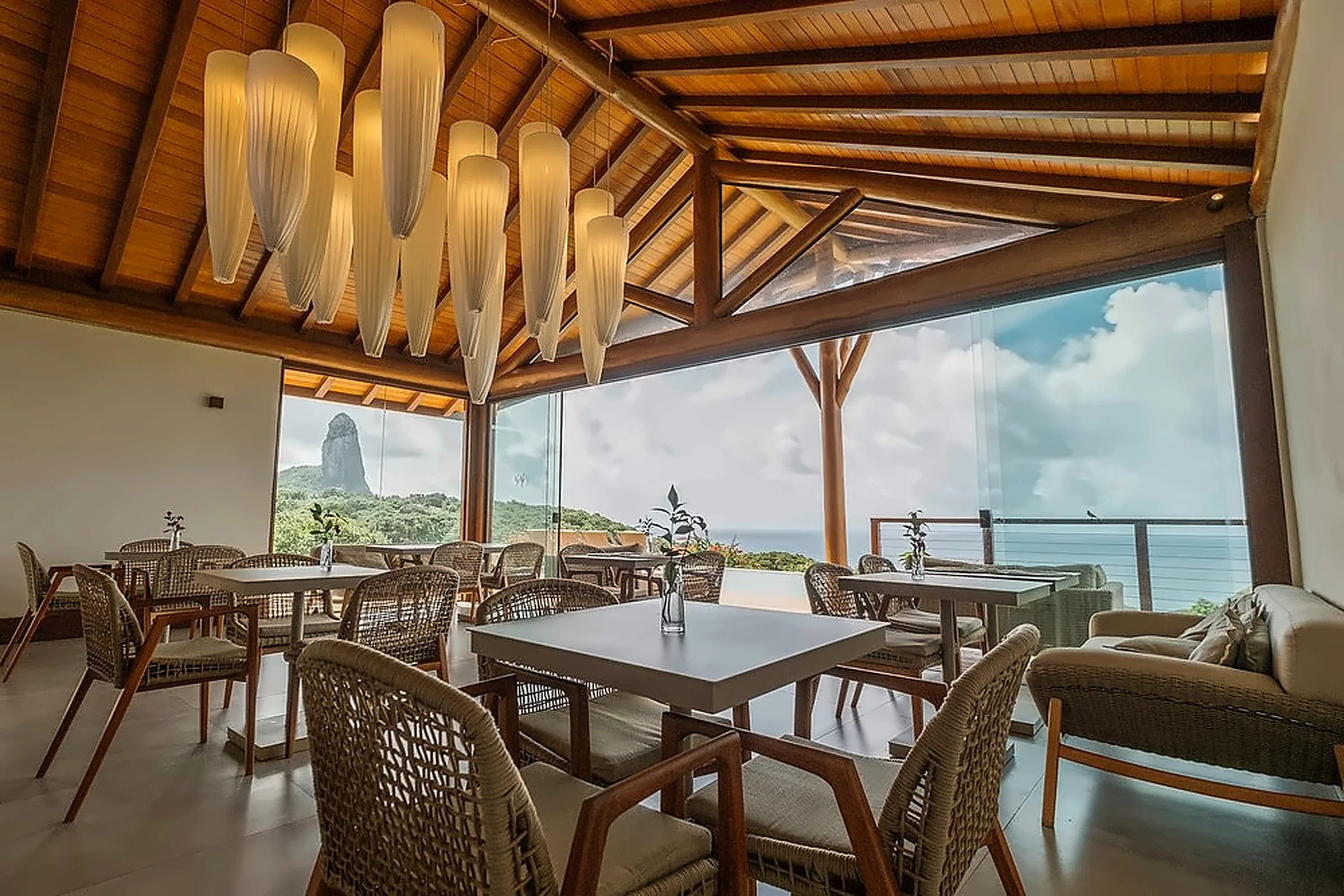 Colina restaurant with views of Morro do Pico