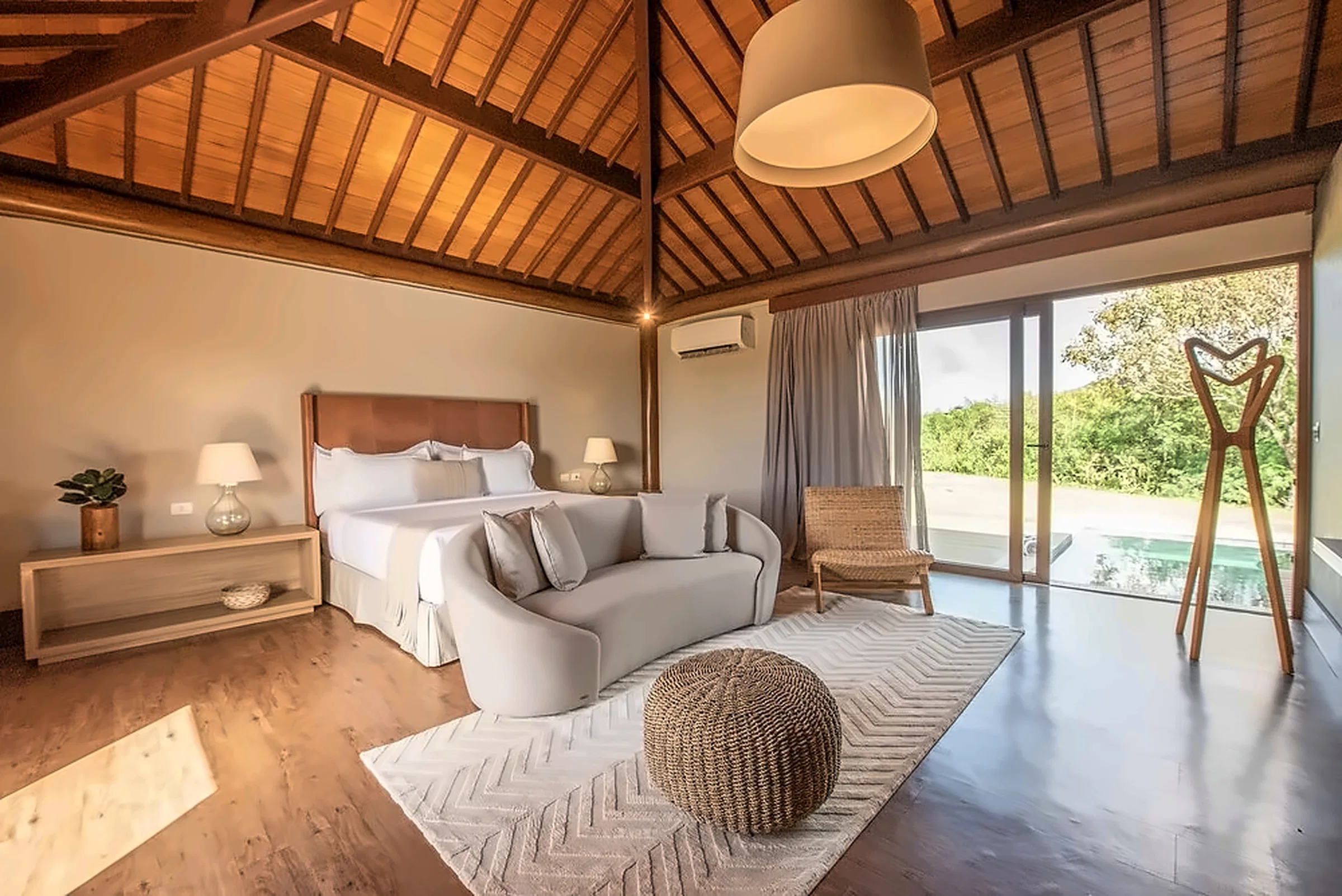 Colina Bungalow with bed, sofa and large windows