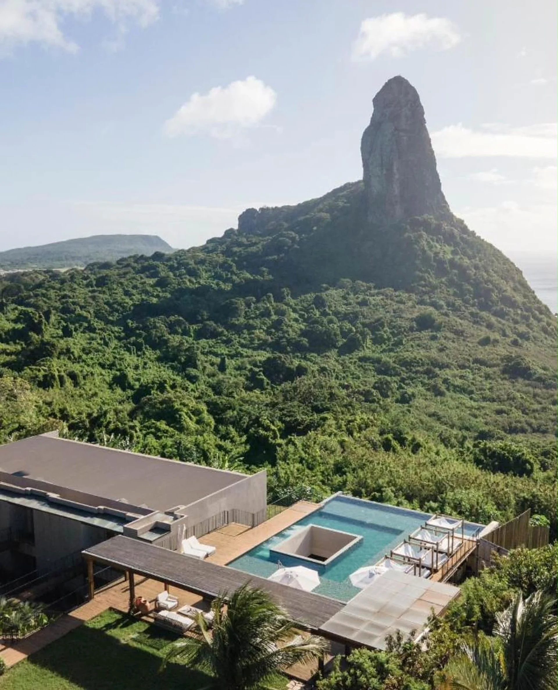 Vista aérea da piscina e do Morro do Pico