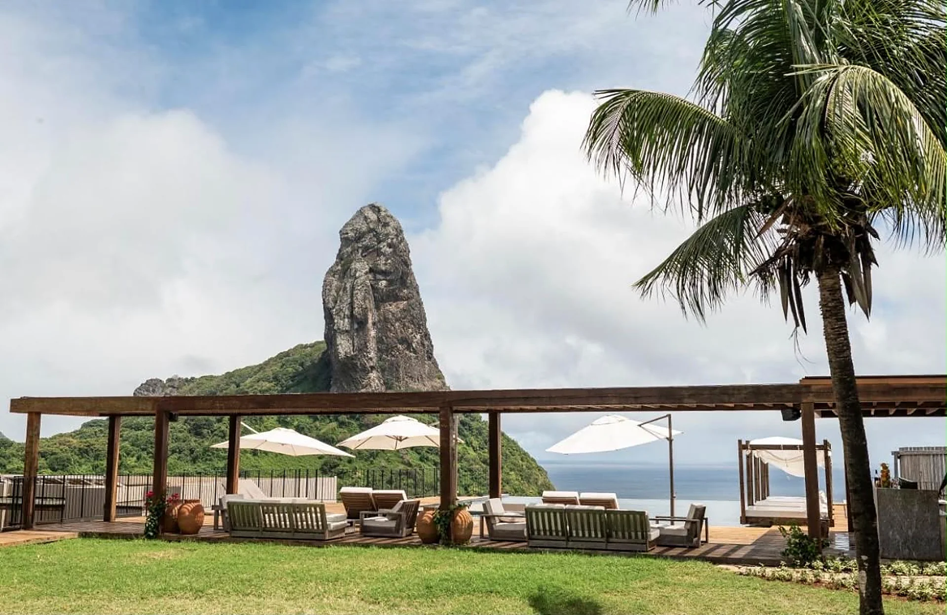 Jardim e lounges com vista para o Morro do Pico