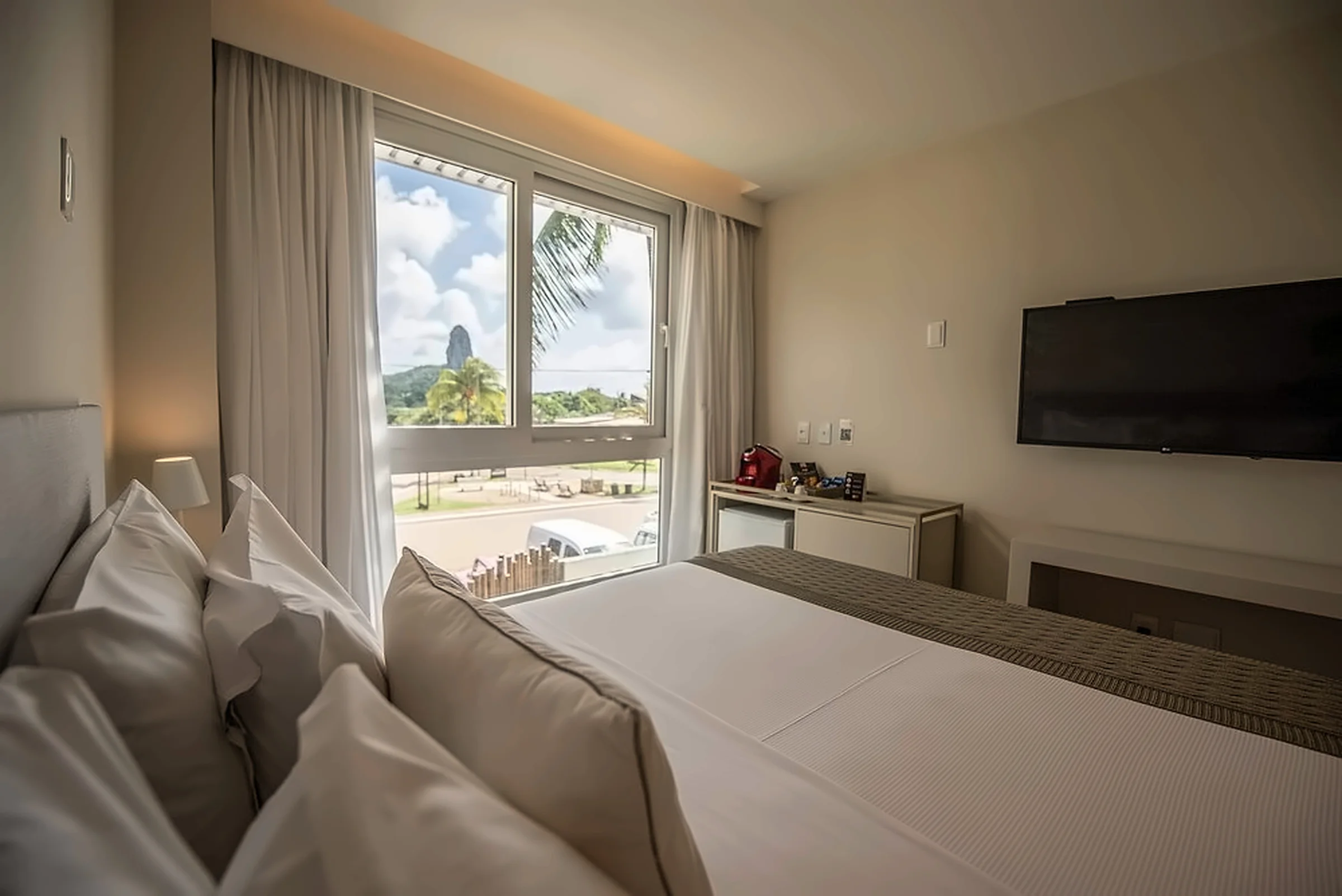 Luxury Apartment with bed and window view