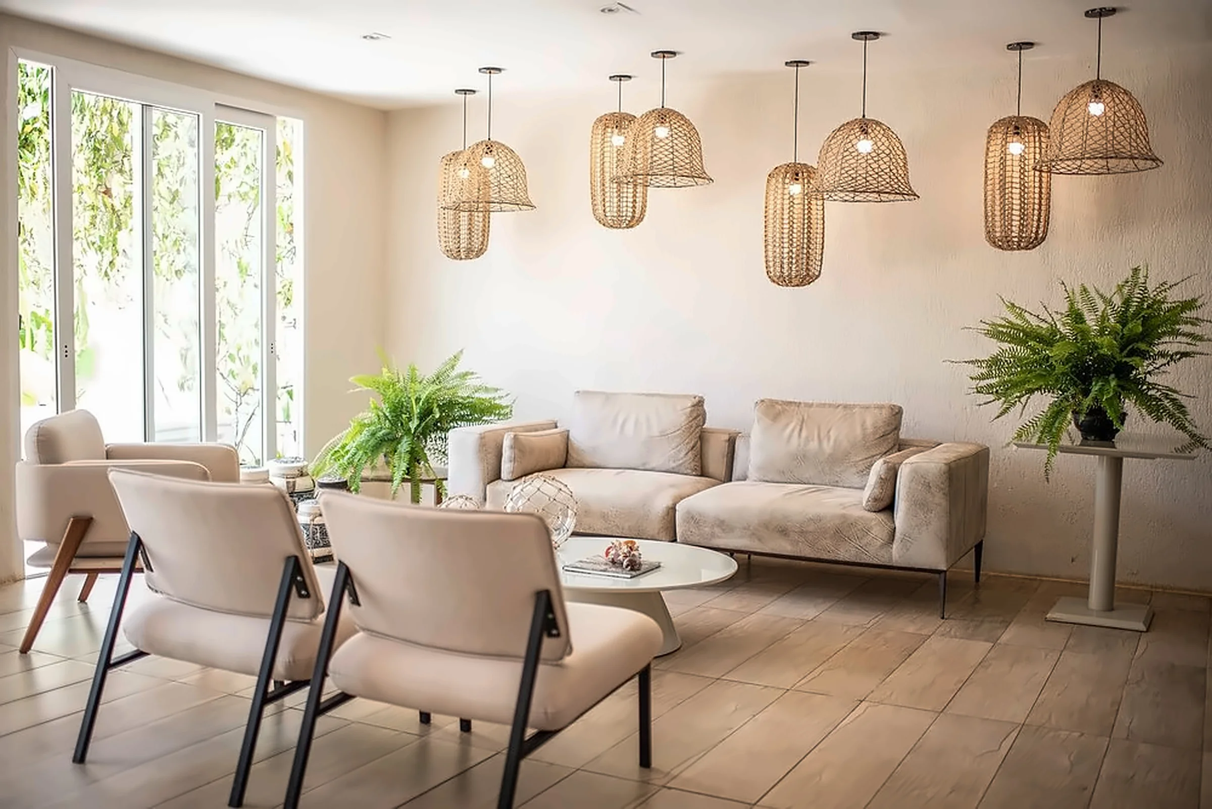 Noronha Paraíso lounge with light-toned furnishings