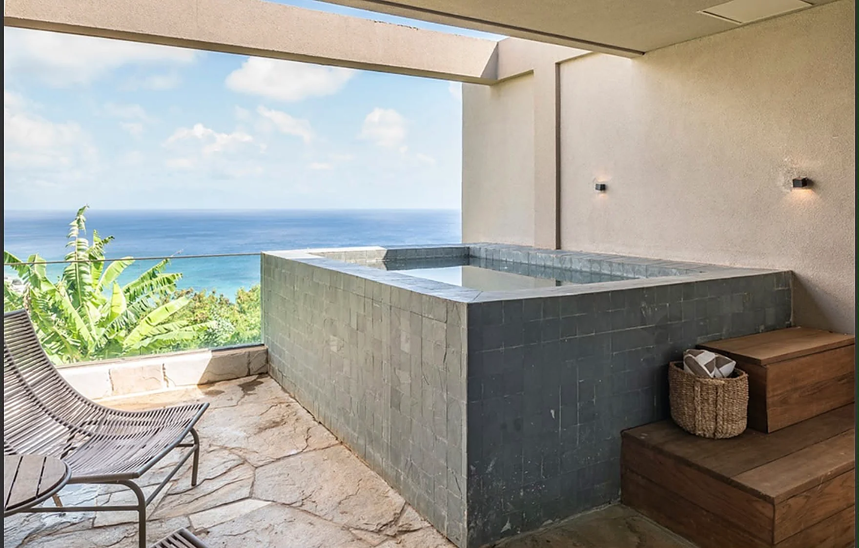 Piscina privativa na varanda com vista para o oceano