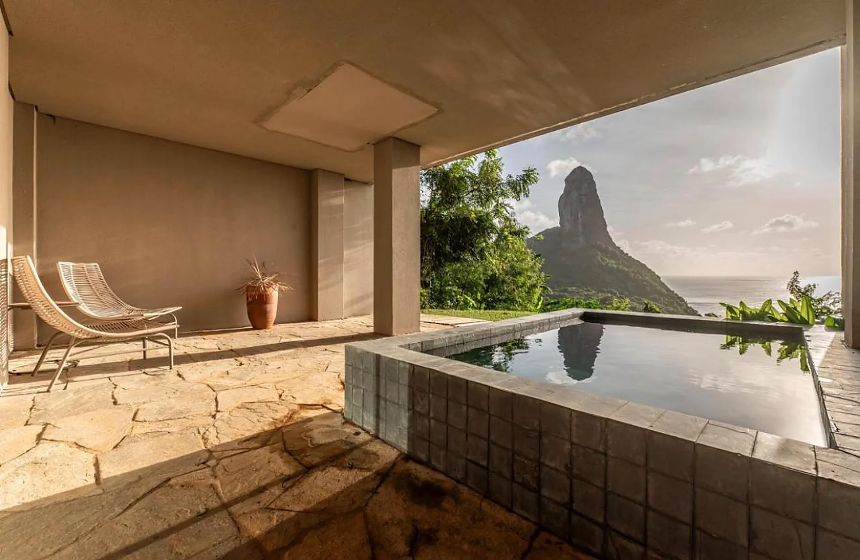 Piscina privativa com vista para o Morro do Pico